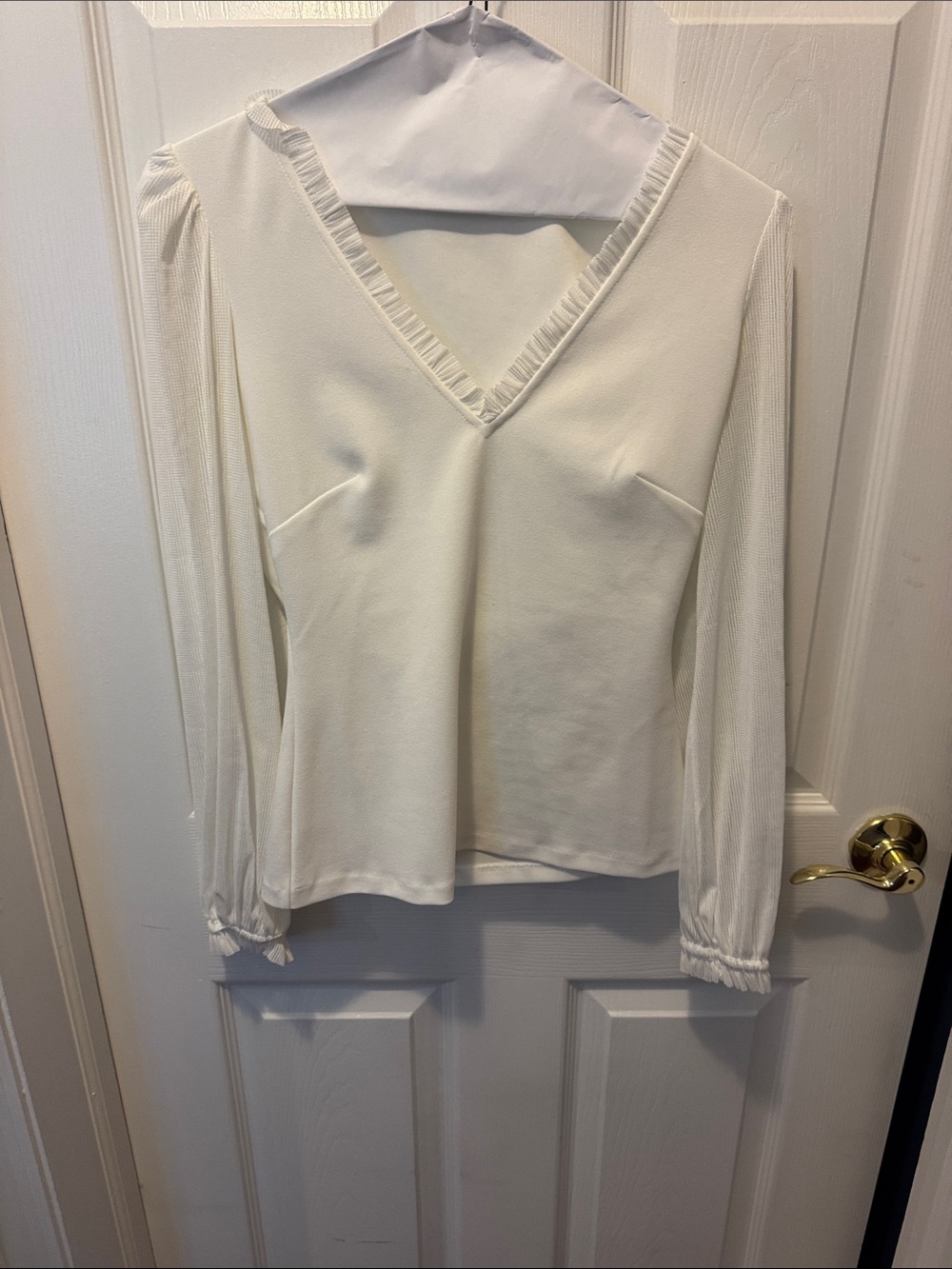 Women's White House Black Market Cream V-Neck Long Sheer Sleeve Blouse